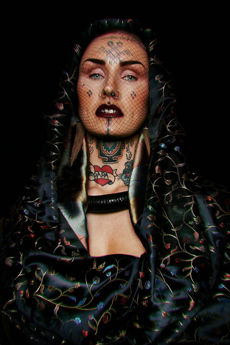 QUEEN-OF-EMOTIONS_80X120.jpg