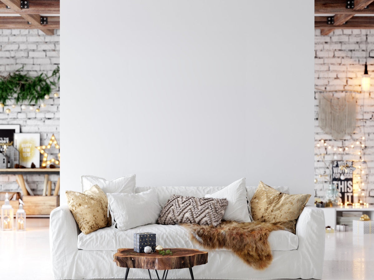 Woonkamer met een lege witte muur boven de bank - Gallery 024