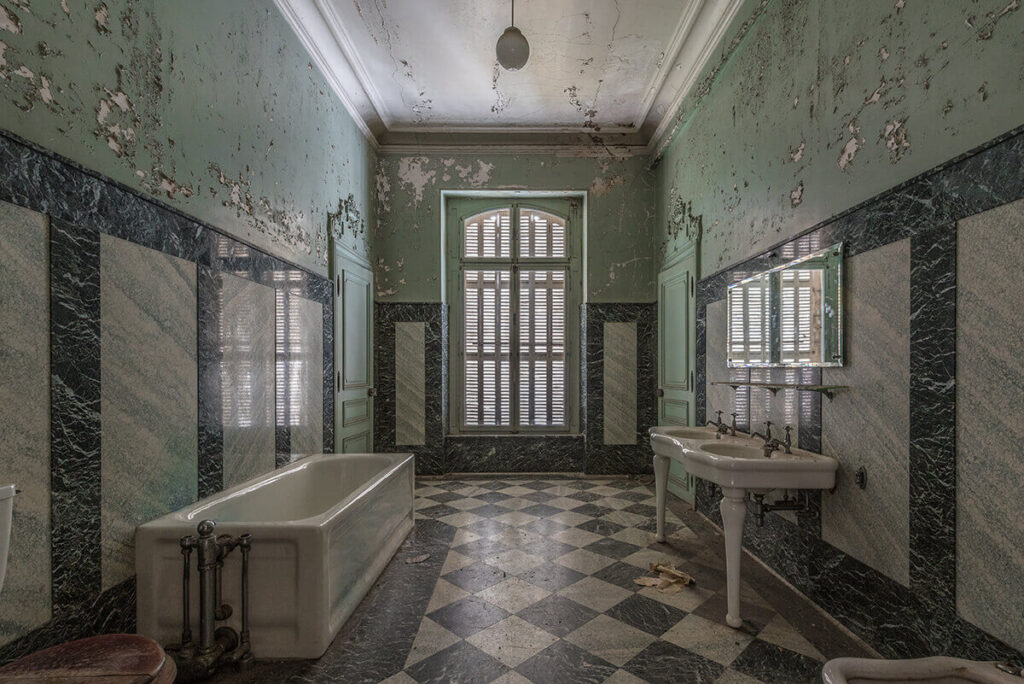 Forgotten bathroom – Celina Dorrestein