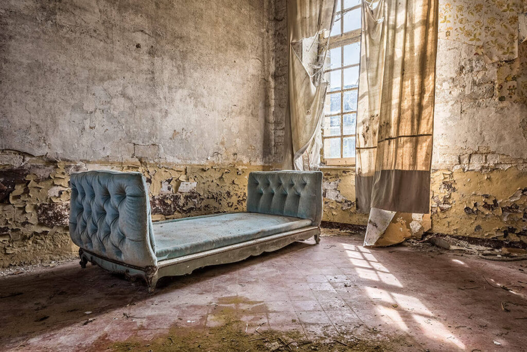Lonely sofa – Celina Dorrestein