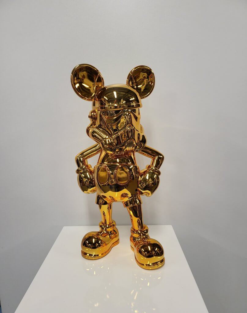 Stormtrooper sculpture gold – Caro Sofia